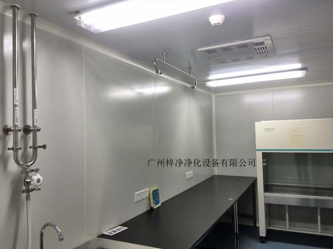 建造和使用潔凈室能有效減少室內(nèi)誘入、產(chǎn)生及滯留粒子。