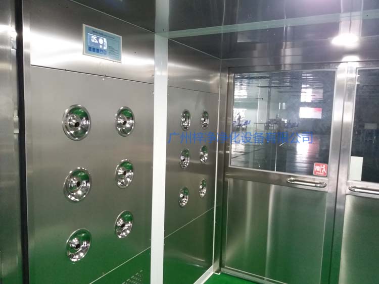 雙開(kāi)門(mén)貨淋室工作區(qū)配智能控制器,方便人員使用操作。