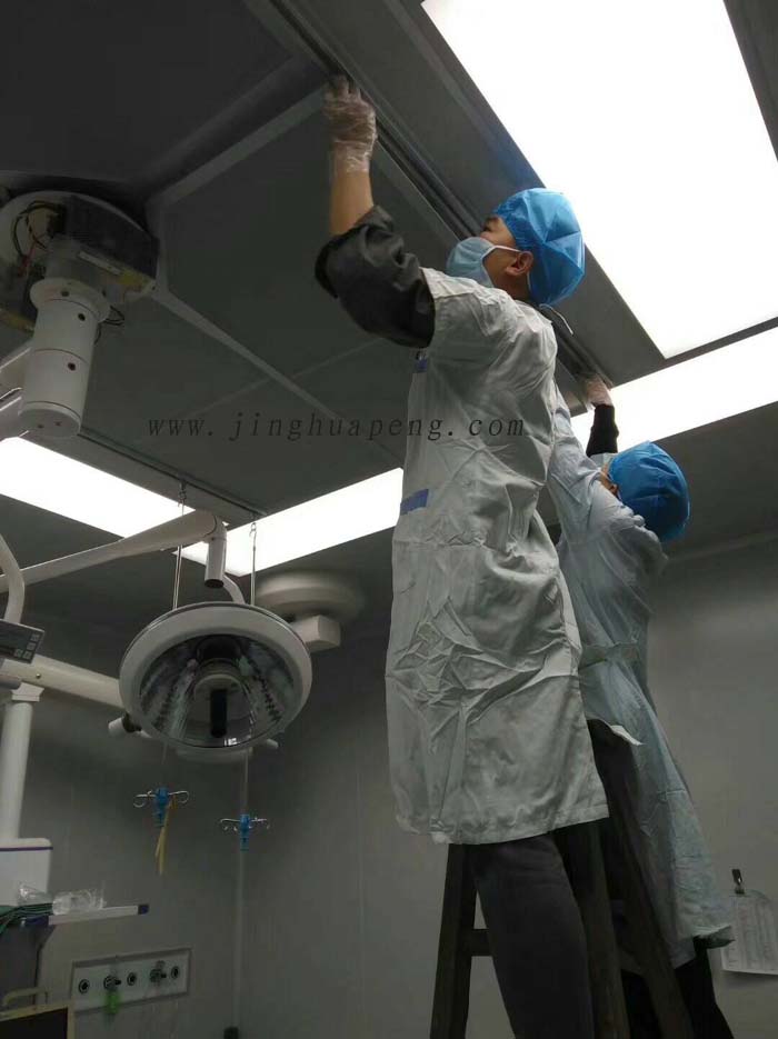 醫(yī)院潔凈手術(shù)室紙隔板高效空氣過濾器安裝完畢，封閉散流板
