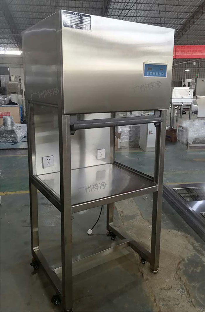 升降門超凈工作臺(tái)是采用單向空氣流，室內(nèi)空氣經(jīng)預(yù)初效過濾器進(jìn)入靜壓箱，再經(jīng)過高效空氣過濾器，最后在操作區(qū)內(nèi)形成高度潔凈的單向空氣流，是提供操作區(qū)高潔凈度工作環(huán)境的理想設(shè)備。