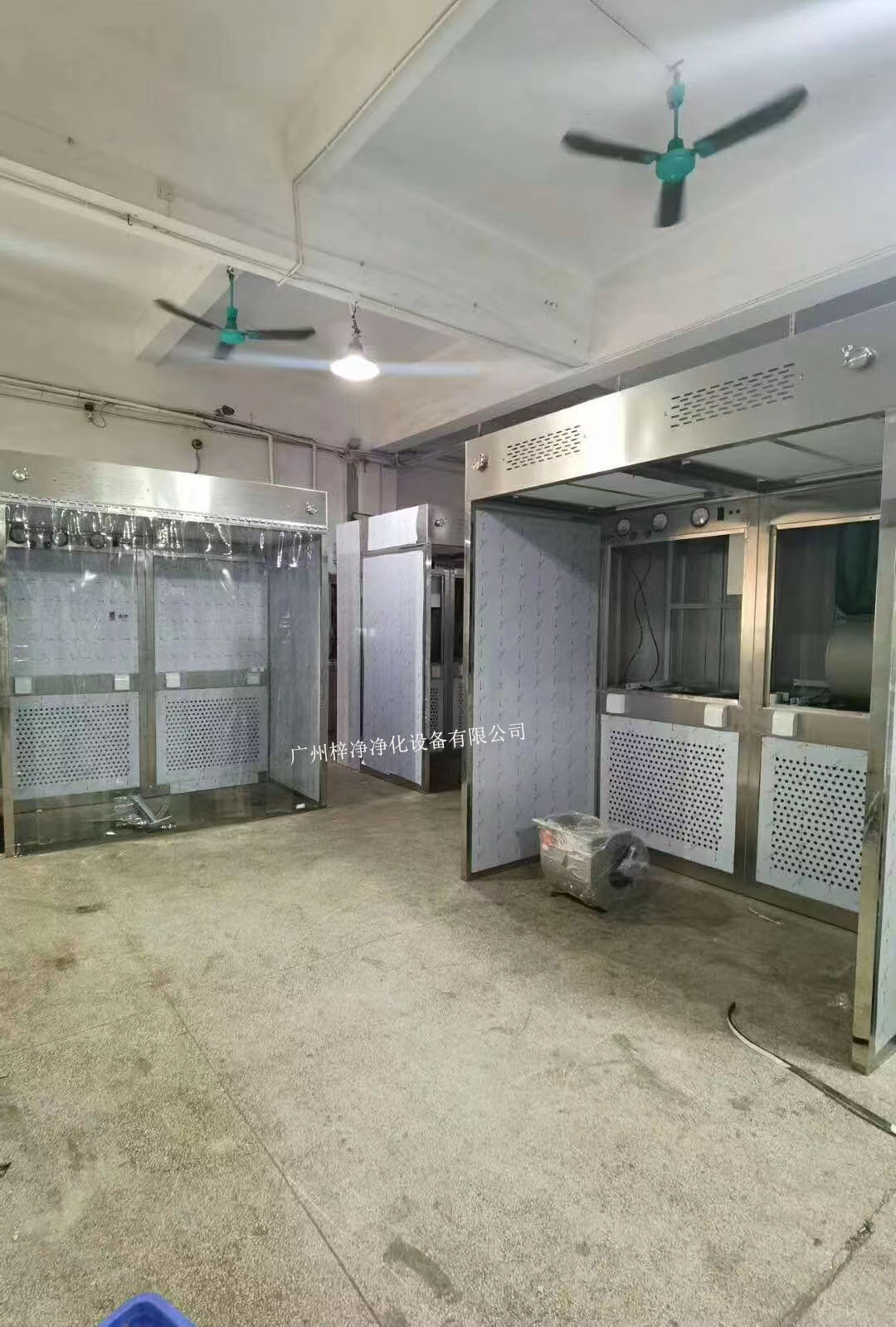 負(fù)壓稱量室設(shè)備由工作區(qū)、回風(fēng)箱體、風(fēng)機(jī)箱體、出風(fēng)箱體及外箱體幾大部分拼裝而成。