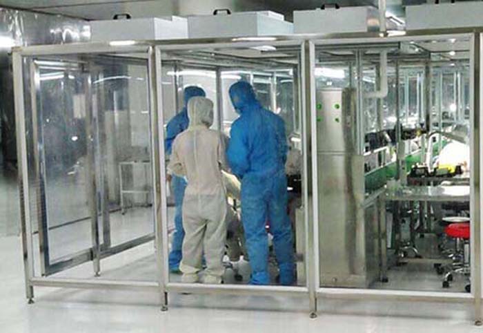 潔凈棚使用過程中 使用人員應(yīng)穿戴清潔的工作服、手套、口罩等防護(hù)用品。 不得在潔凈棚內(nèi)進(jìn)食、飲水、吸煙等。