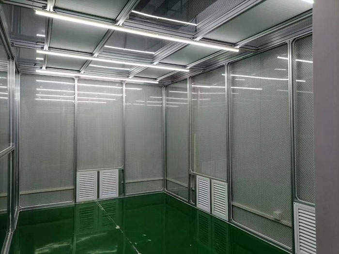 選擇百級無塵潔凈棚還是千級無塵潔凈棚，應(yīng)根據(jù)具體的生產(chǎn)需求、產(chǎn)品要求和預(yù)算來決定。